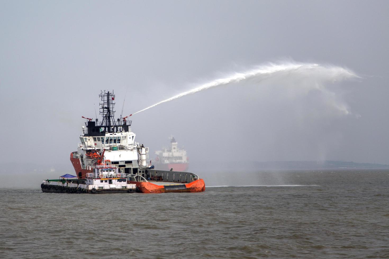 Mumbai, Índia, 11 de outubro de 2015 - navio industrial nas águas de Mumbai. a indústria portuária e marítima emprega muitos residentes direta e indiretamente. foto