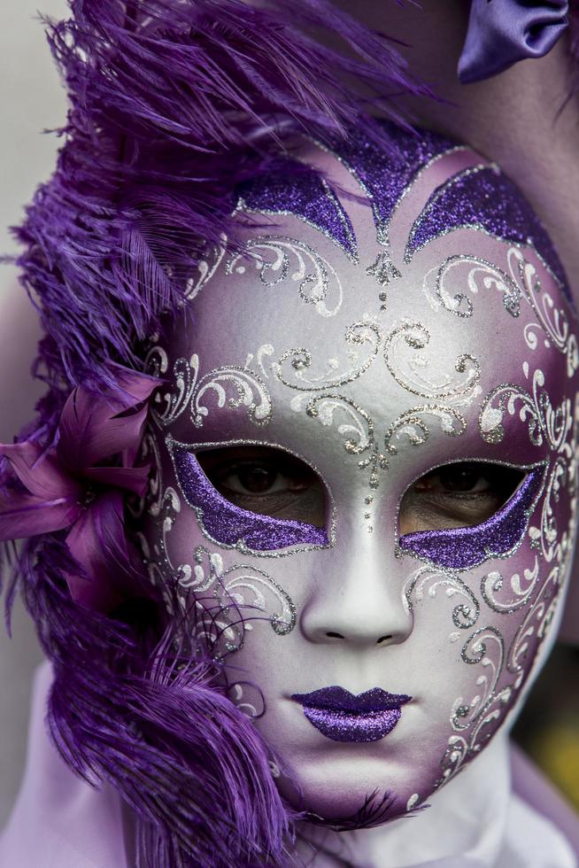 veneza, itália, 10 de fevereiro de 2013 - pessoas não identificadas com máscara de carnaval veneziano em veneza, itália. em 2013 é realizada de 26 de janeiro a 12 de fevereiro. foto