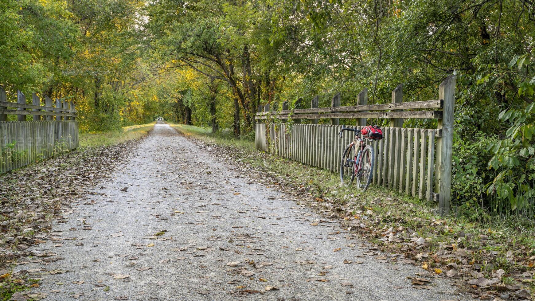 cascalho excursão bicicleta em Katy trilha perto Marthasville, missouri, dentro outono cenário foto