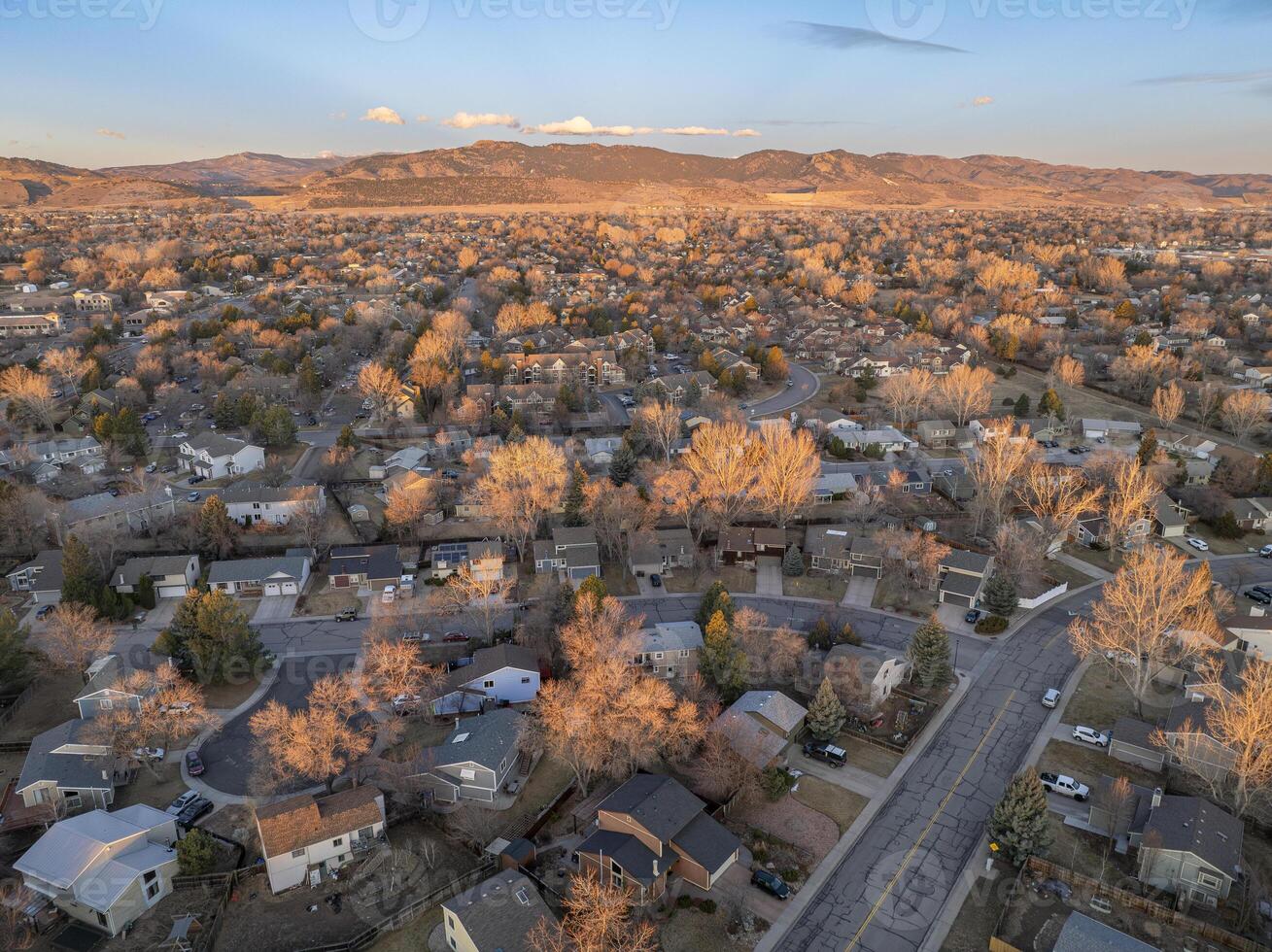 inverno manhã sobre uma residencial rua dentro forte Collins e rochoso montanhas sopé dentro norte Colorado, aéreo Visão foto