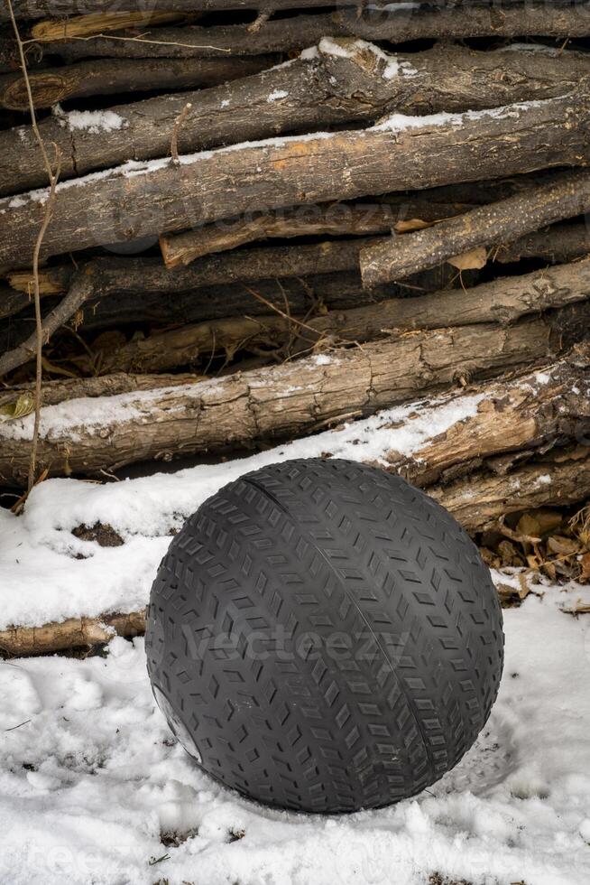 pesado, 50. Libra, bater bola preenchidas com areia dentro uma Nevado quintal, exercício e funcional ginástica conceito foto