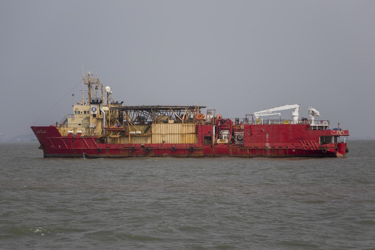 Mumbai, Índia, 11 de outubro de 2015 - navio industrial nas águas de Mumbai. a indústria portuária e marítima emprega muitos residentes direta e indiretamente. foto