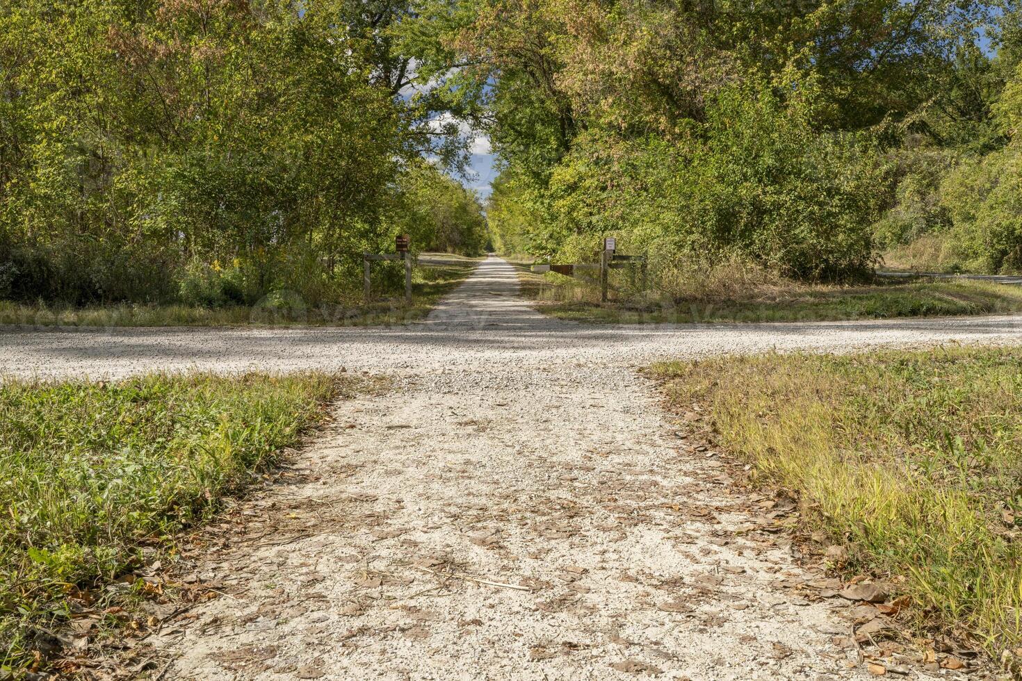 Katy trilha é cruzando uma local sujeira estrada perto Hartsburg, missouri, outono cenário foto