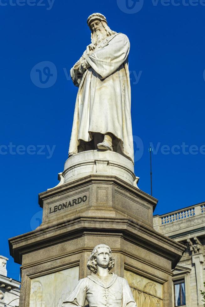 monumento leonardo da vinci em milão. Itália foto