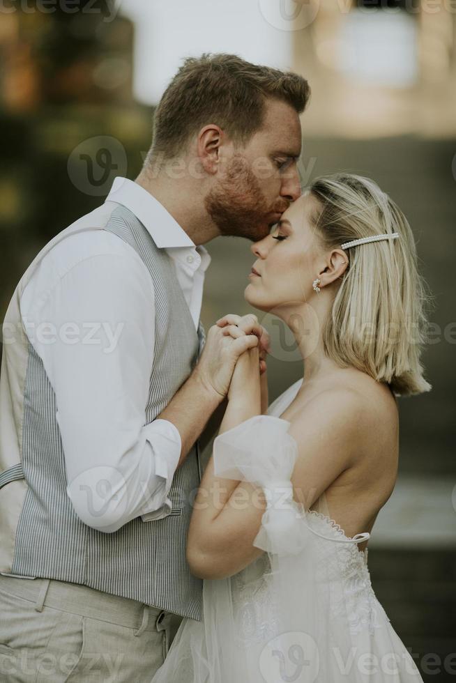 jovem casal recém-casado foto