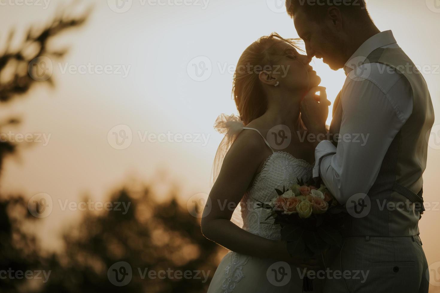 jovem casal recém-casado foto