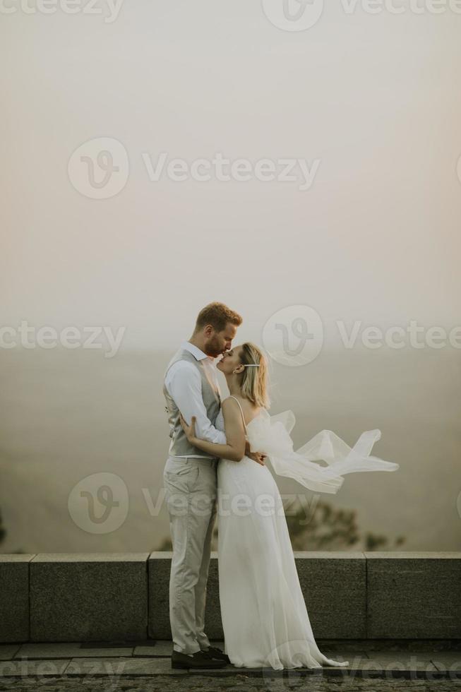 jovem casal recém-casado foto