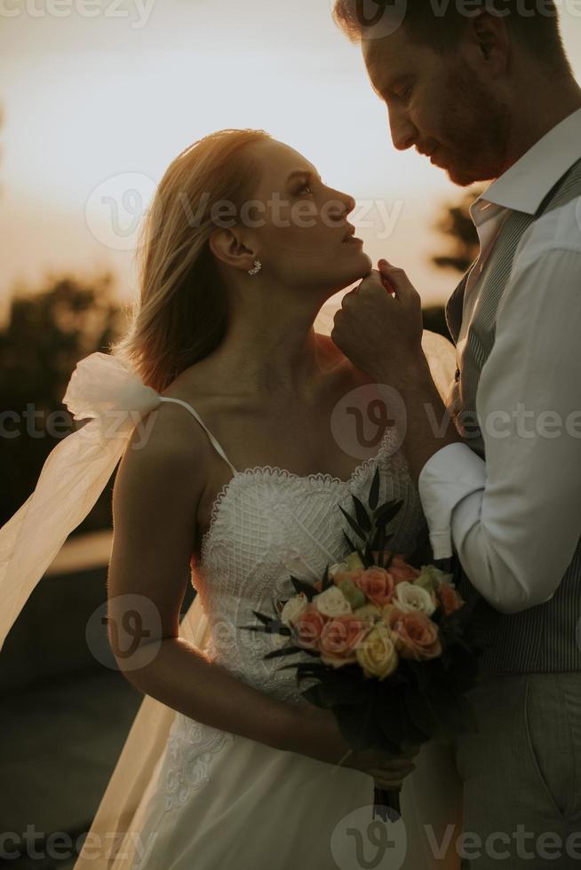 jovem casal recém-casado foto