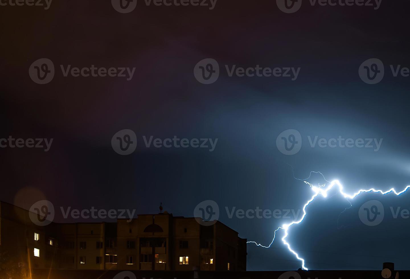 relâmpagos no céu noturno. tempestade sobre a cidade. foto