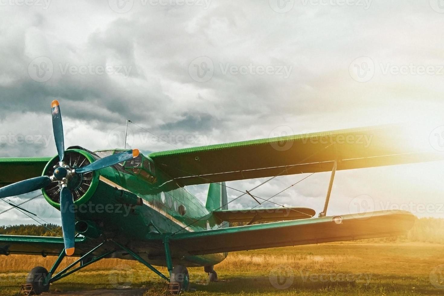 aeronave vintage se preparando para decolar foto
