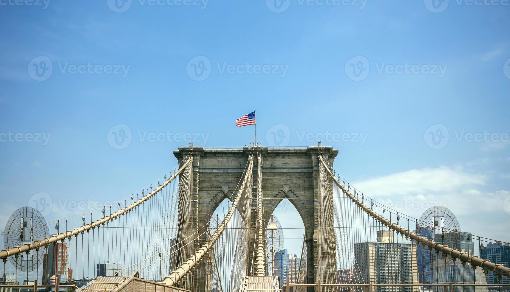 torres da ponte de brooklyn com o horizonte de manhattan no fundo foto