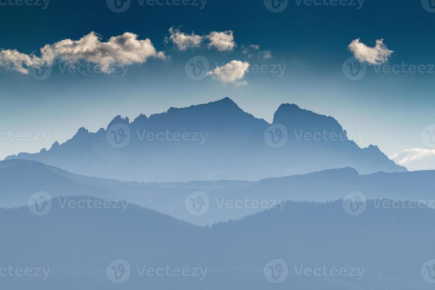 montanhas em camadas e fumaça, serra nevadas foto