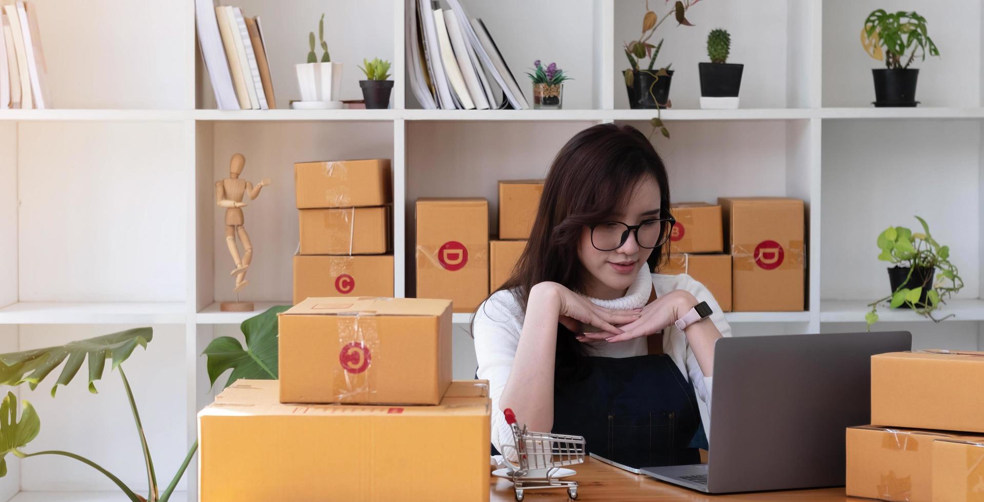 aspirante a empreendedor de pequena empresa, freelance de pequenas e médias empresas trabalhando em home office usando o computador, entrega de caixa de embalagem de marketing online, conceito de telemarketing de e-commerce de sme. foto