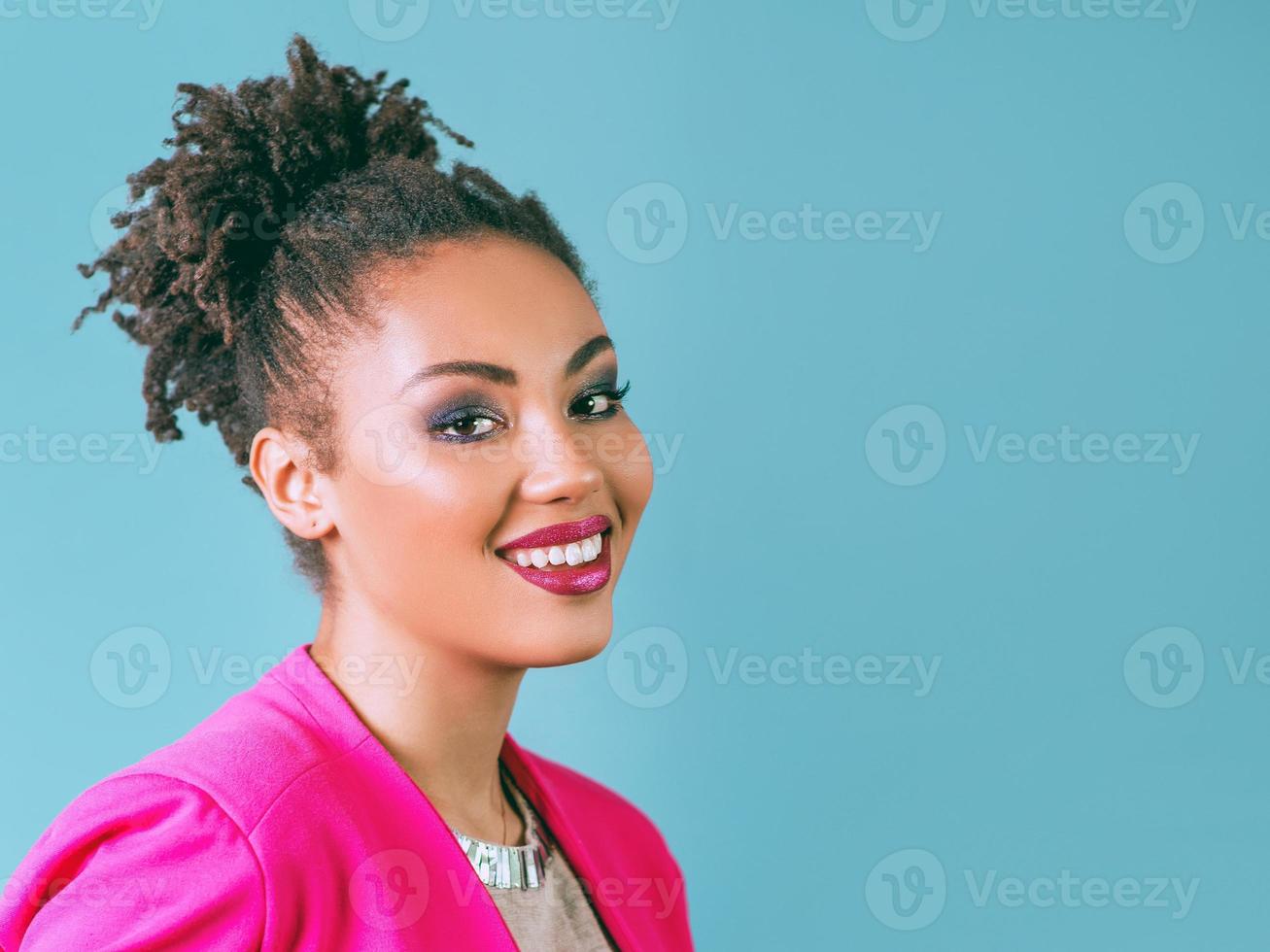 retrato da bela jovem sorridente no blazer rosa. amor, apoio, união, cuidado, conceito de diversidade foto