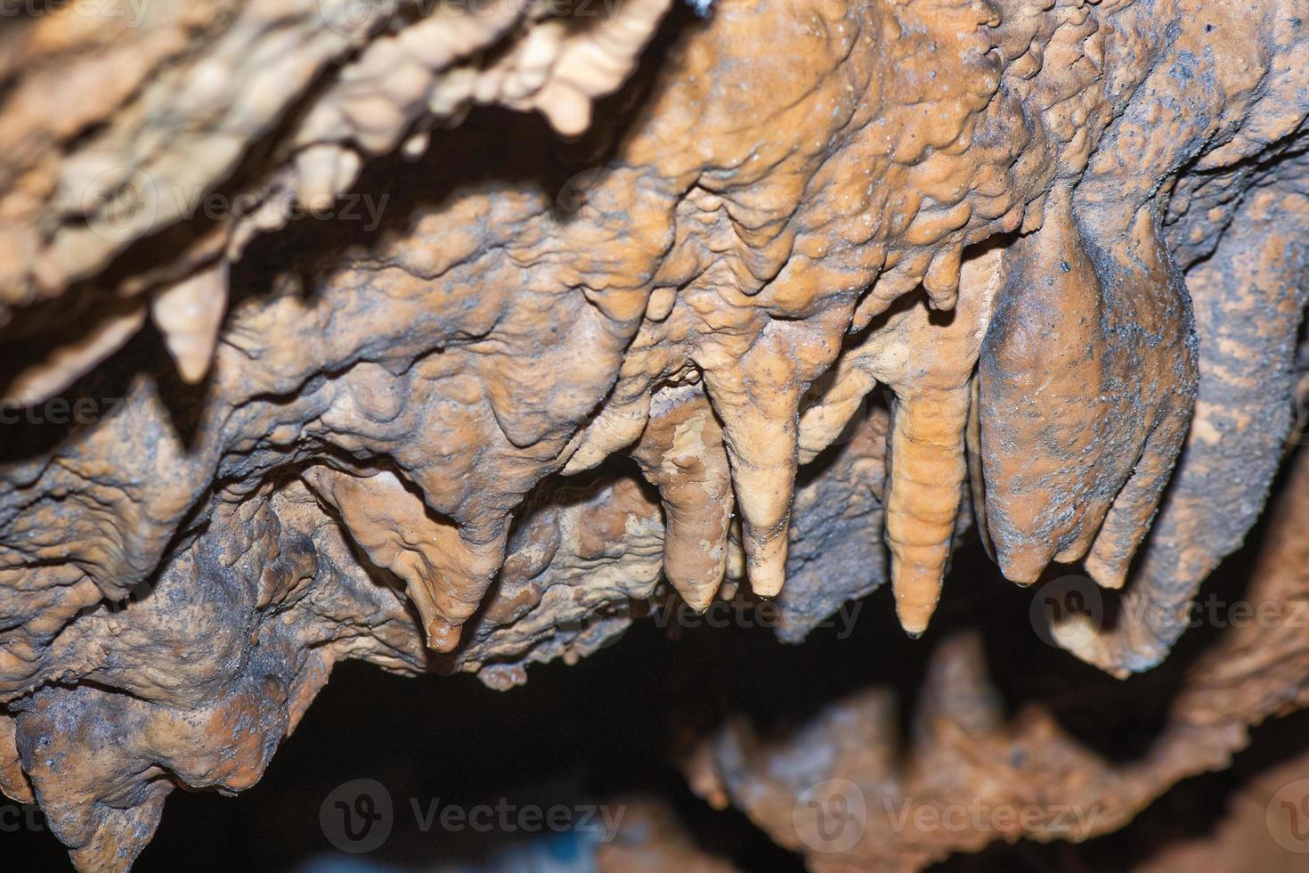 detalhes de calcário subterrâneo em cavernas visitadas por espeleólogos foto