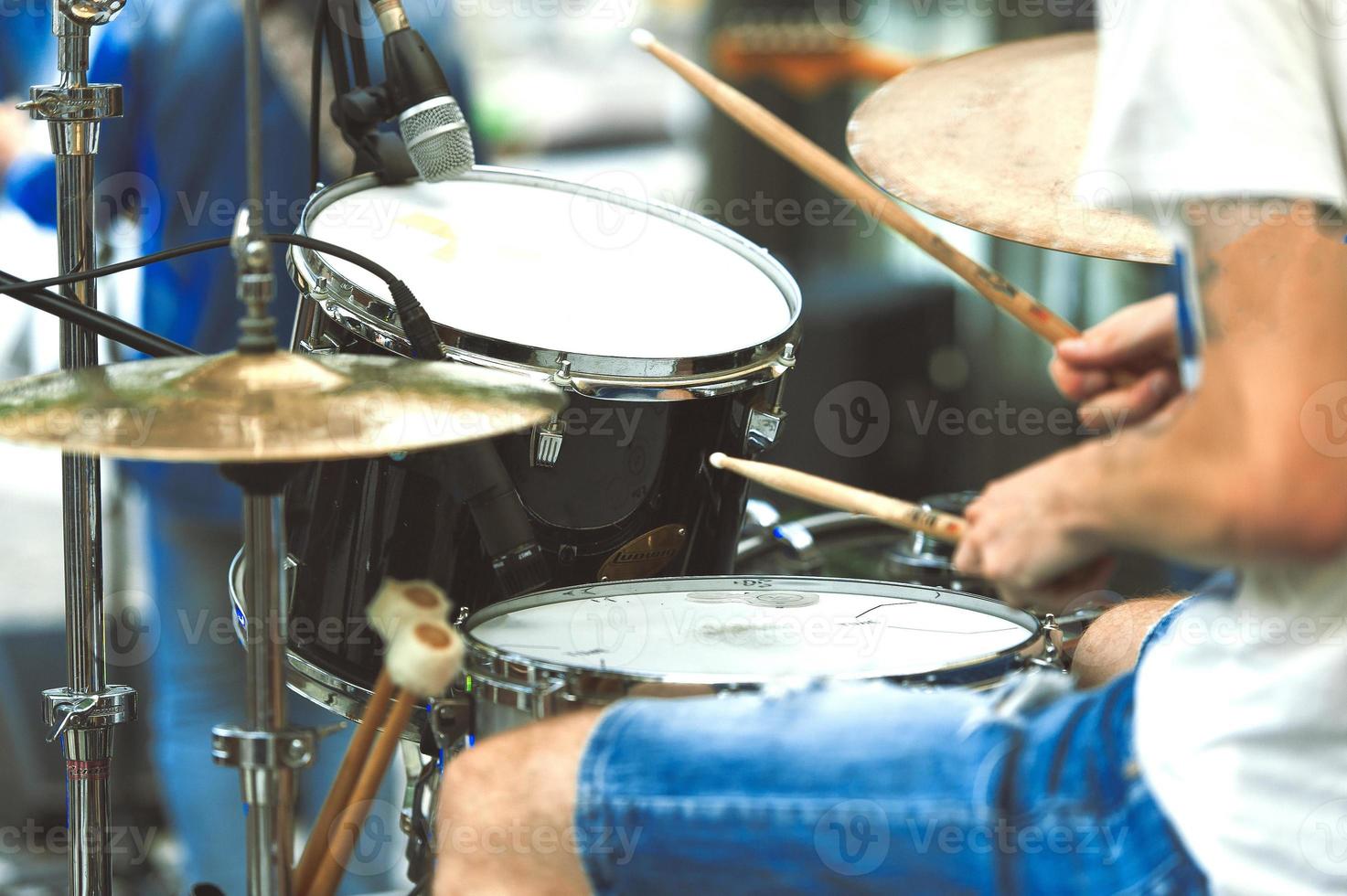 detalhe do baterista de um grupo pop durante um show foto