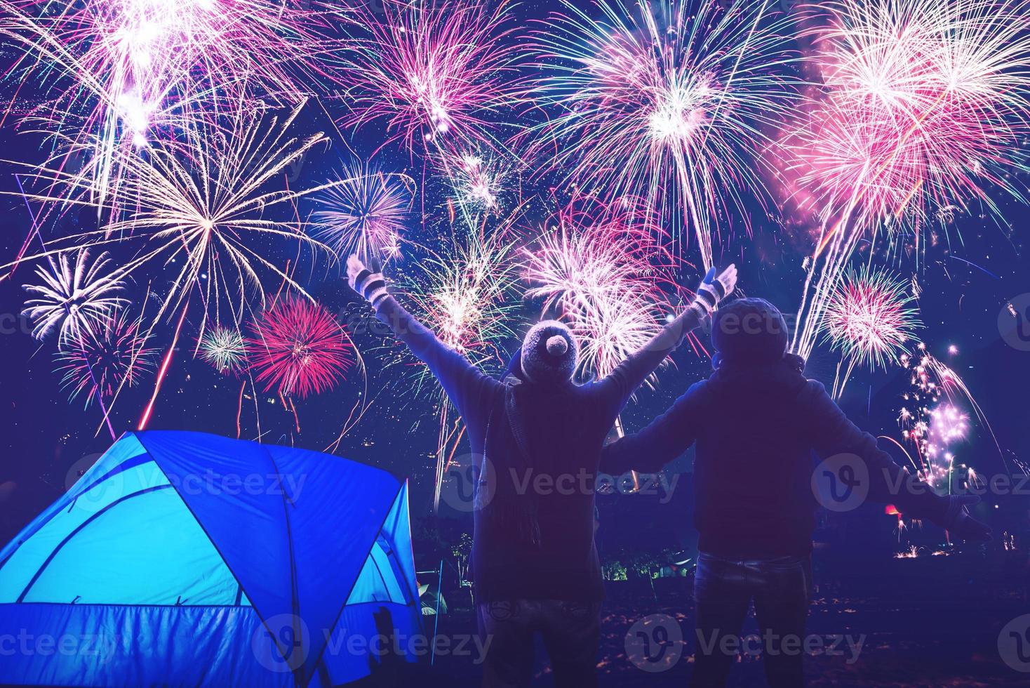 amantes mulheres e homens asiáticos. acampando na montanha ver os fogos de artifício no dia de ano novo. Tailândia foto