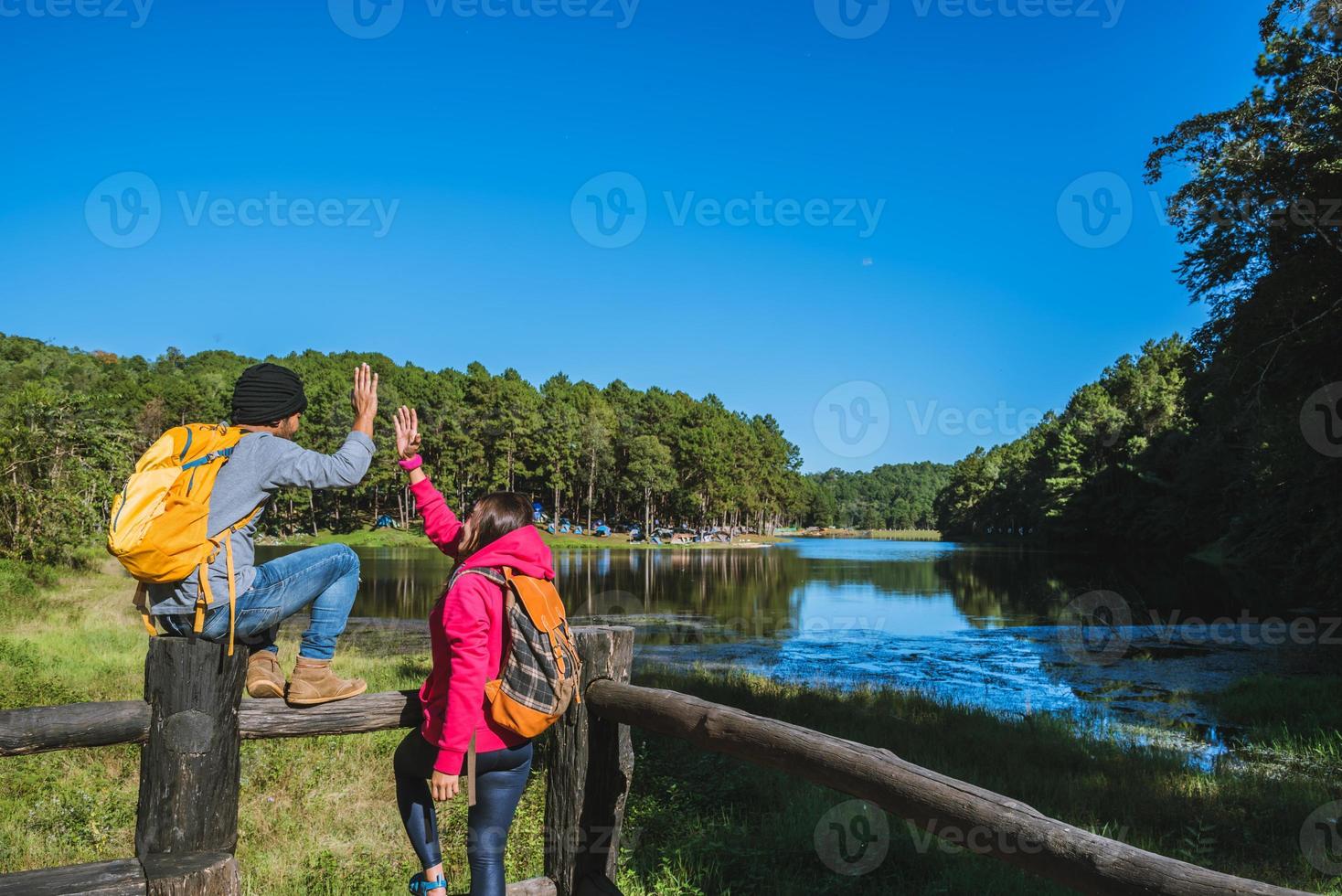 casais viajantes com mochilas felizes para relaxar em um feriado, viajantes pang-ung park travel, travel to visit nature landscape the beautiful at lake, at mae-hong-son, na tailândia. foto