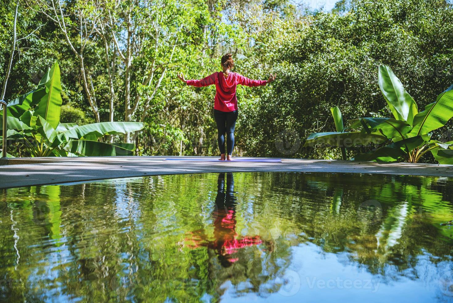 em pé, corpo relaxante, exercícios de ioga. fontes termais no parque nacional, viagens pela natureza das fontes termais, relaxe e se exercite na piscina. foto
