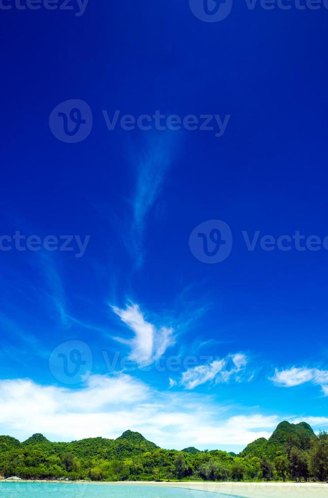 vista ampla do mar e da montanha com céu azul foto