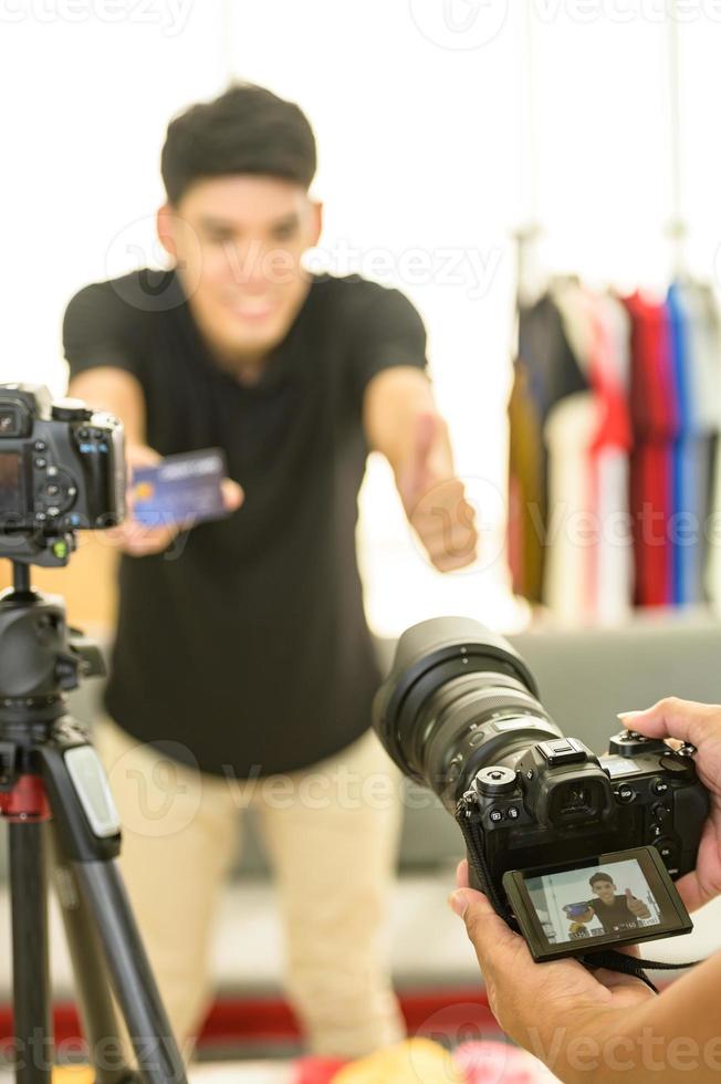 câmeras de vídeo digitais profissionais filmando vlogs masculinos para vendas on-line e filmando novos produtos on-line para clientes selecionados. foto