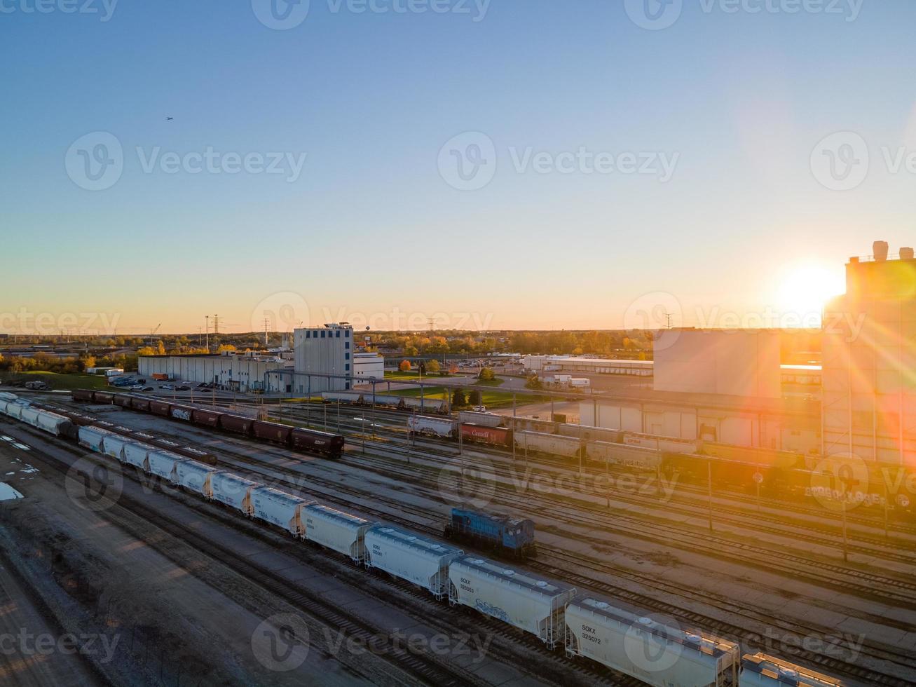 vista aérea do pátio ferroviário ao pôr do sol com raios brilhantes foto