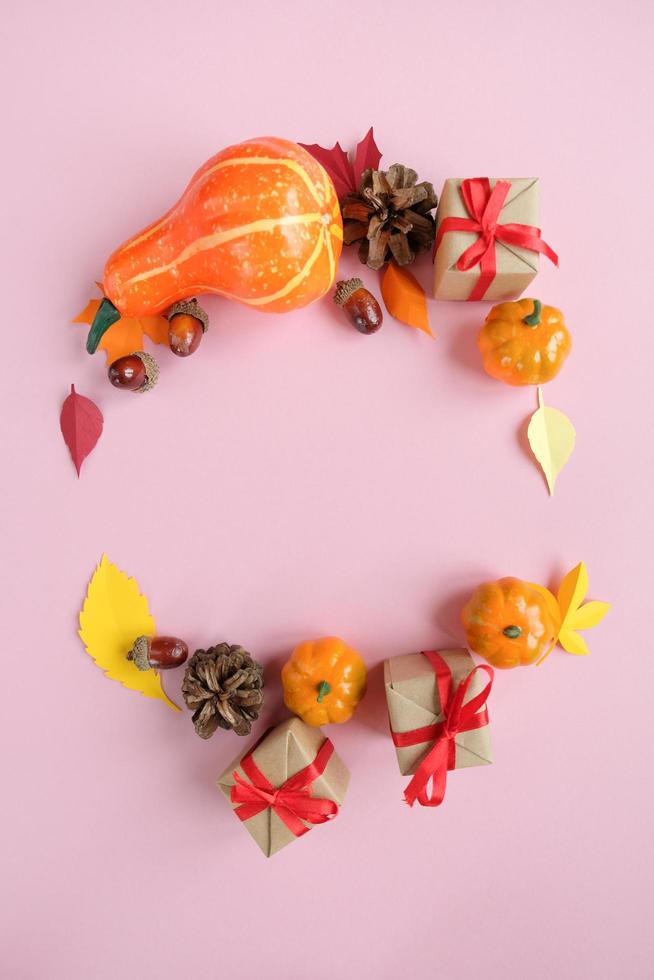 Dia de ação de graças. letras agradecer com elementos de outono. conceito de ação de Graças, cartão de felicitações. foto