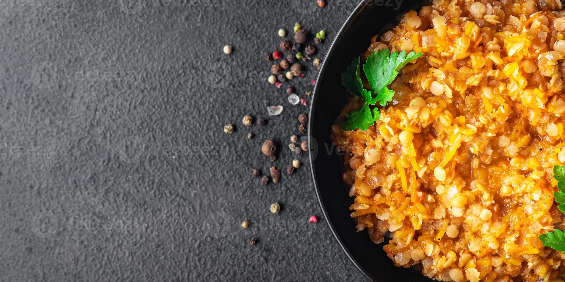 lentilhas vermelhas com legumes cozidos de legumes e temperos ao caril sopa dal indiana foto