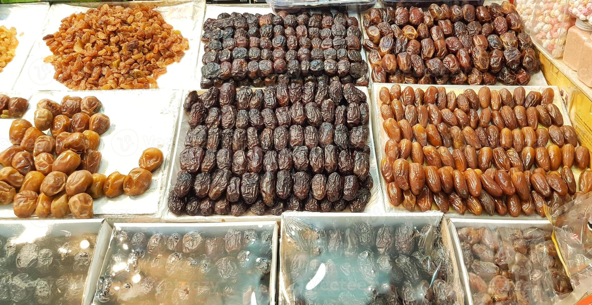 delicioso datas, a seco e doce fruta do a encontro Palma. popular durante a mês do Ramadã, a datas vendido dentro a mercado foto