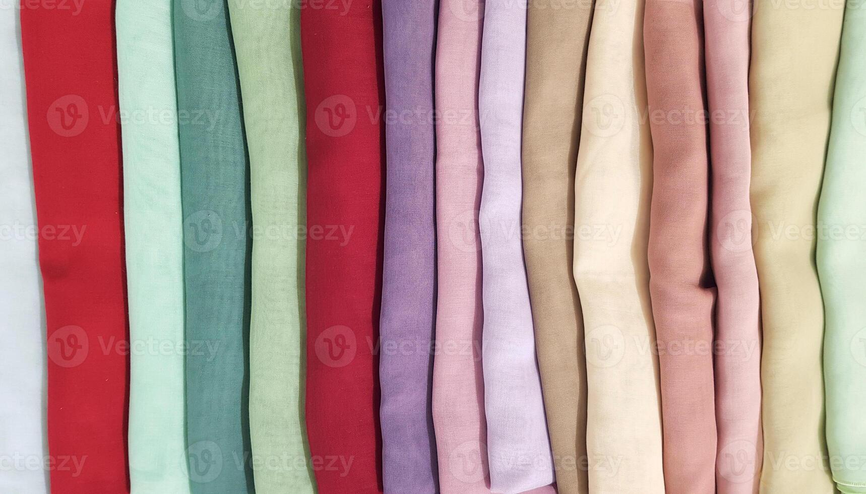 variedade do hijab com vários cores, textura hijab, hijab fundo foto