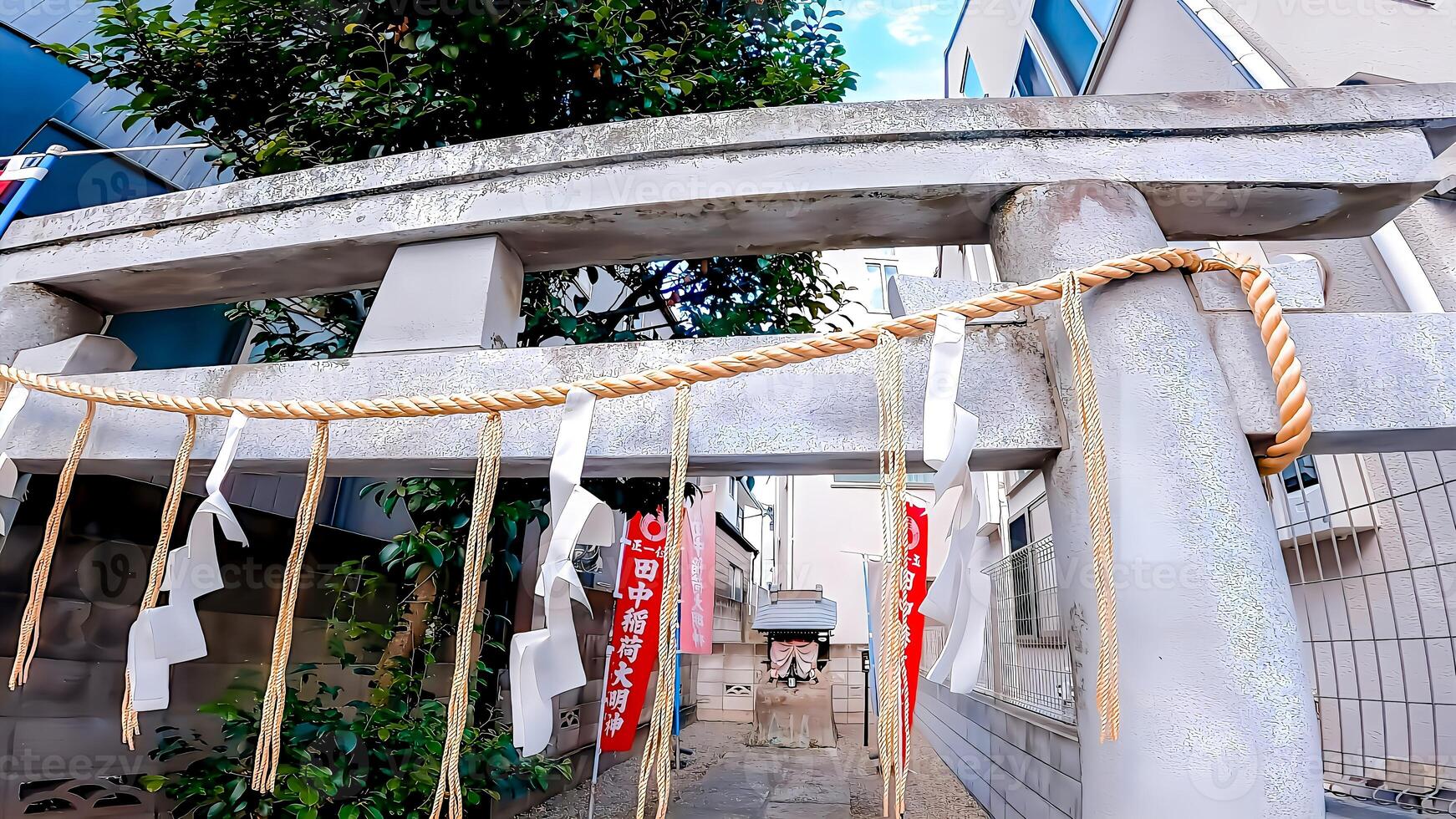 torii do uma santuário dentro uma residencial área tanaka Inari Daimiojin,, 3-chome Shimotakaido, suginami-ku, Tóquio, Japão a encontro do Está estabelecimento é desconhecido, mas isto é disse para ter fui consagrado lá foto