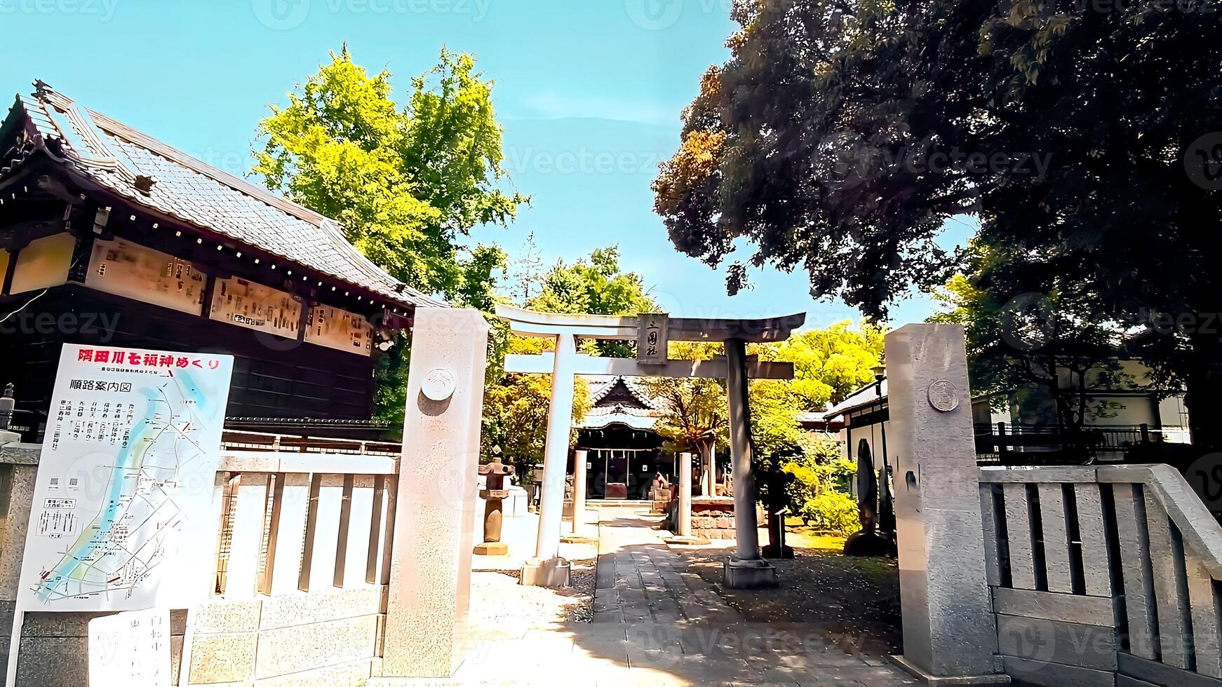 mimeguri santuário, uma torii portão dentro a fresco vegetação voltado para a rua.mimeguri santuário é uma santuário localizado dentro mukojima, Sumida ala, Tóquio, Japão. foto