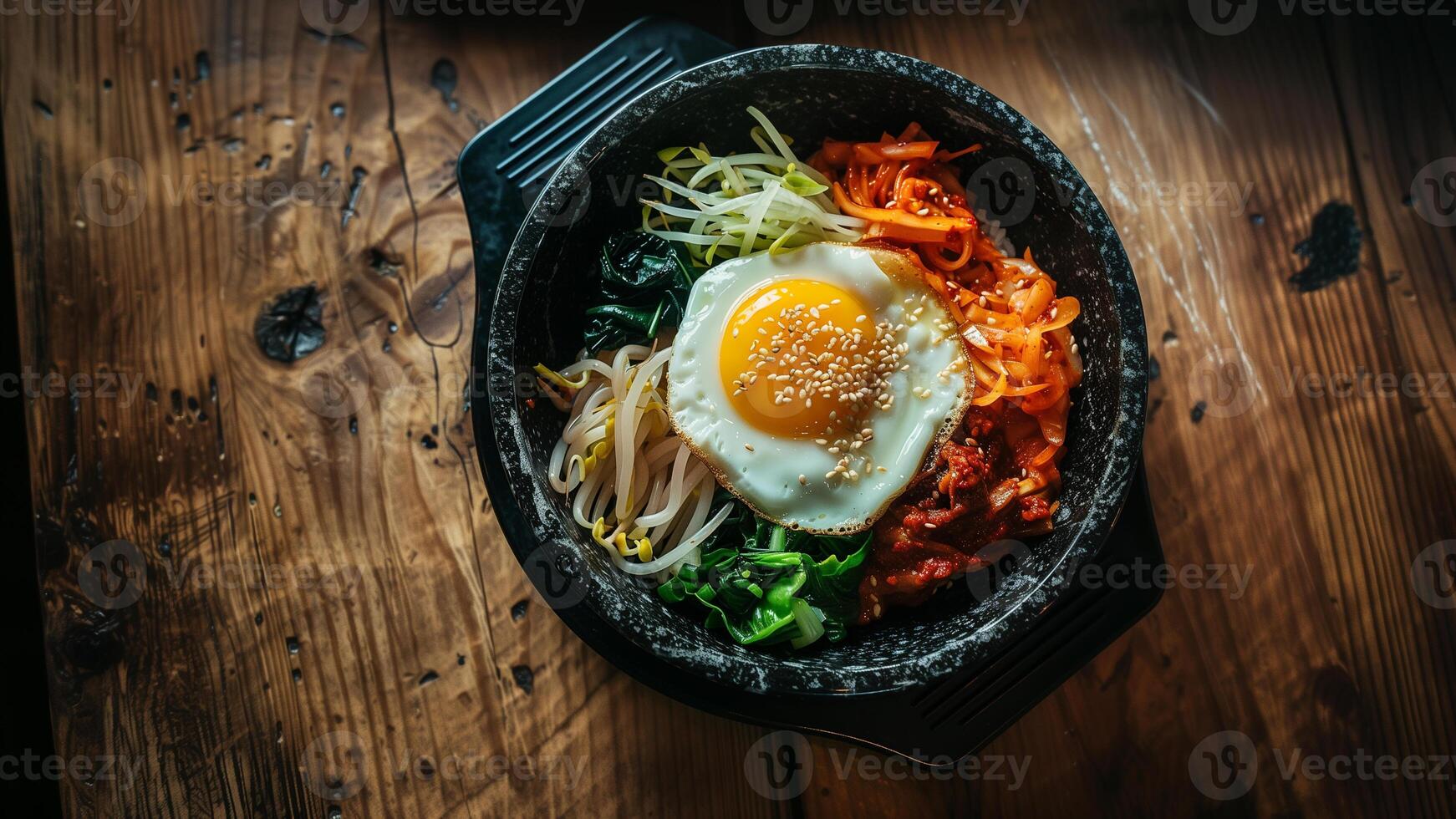 bibimbap - coreano estilo frito ovo e legumes foto
