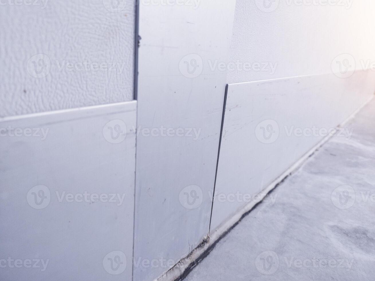 alumunium prato para conectando parede corredor máquina. foto