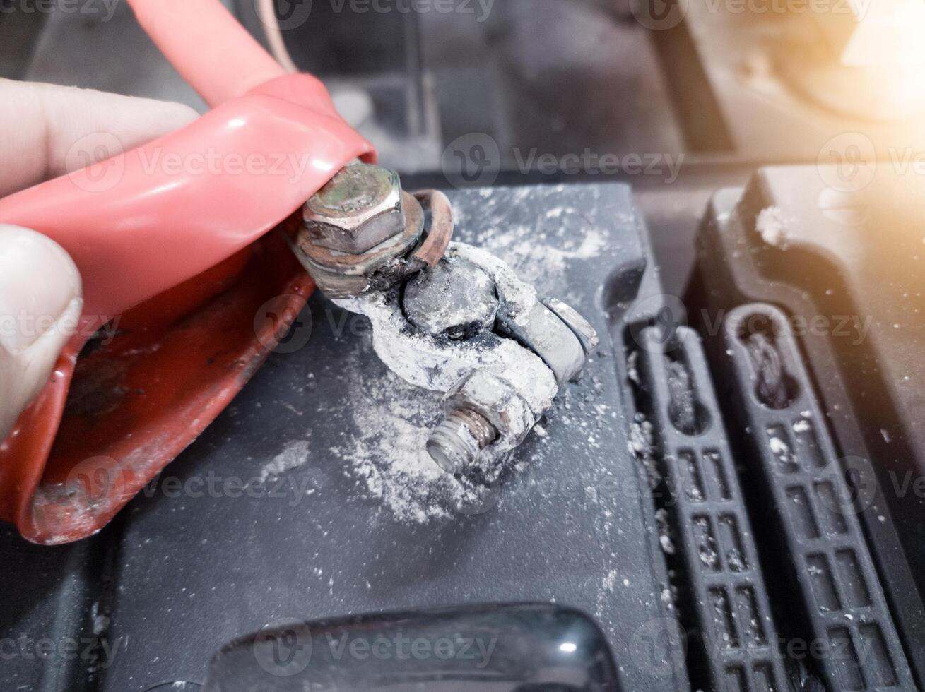 terminal bateria quebrado, o branco pó este é em a cabeça do a carro bateria é uma fungo este parece vencimento para a alternador sobrecarga que pode causa superaquecimento às a positivo pólo. foto