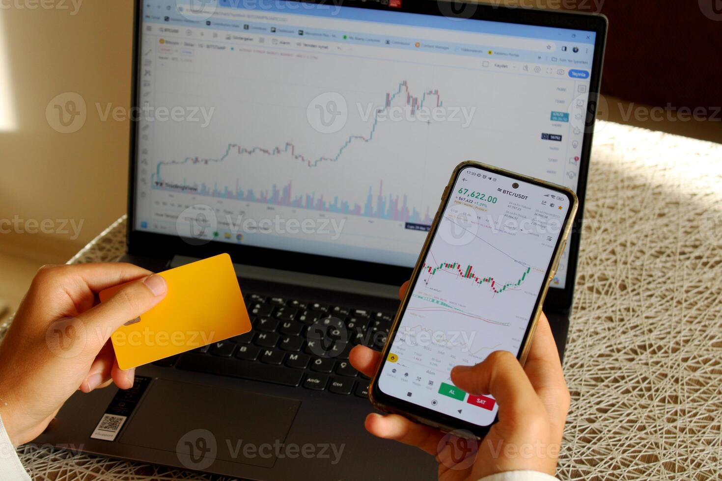 a investidor quem compra moedas com uma crédito cartão. bitcoin gráfico em computador dentro fundo foto