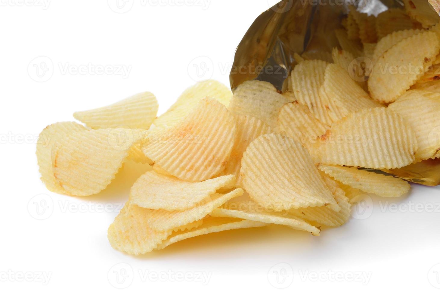 monte de batatas fritas no fundo branco foto