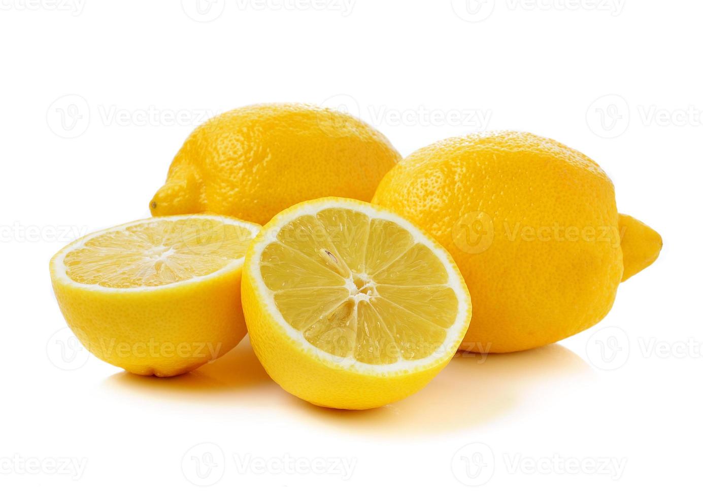 limão fresco em fundo branco foto