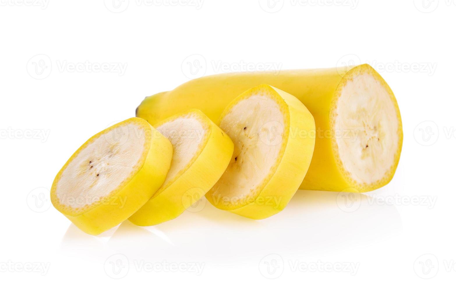 fatia de banana isolada no fundo branco foto