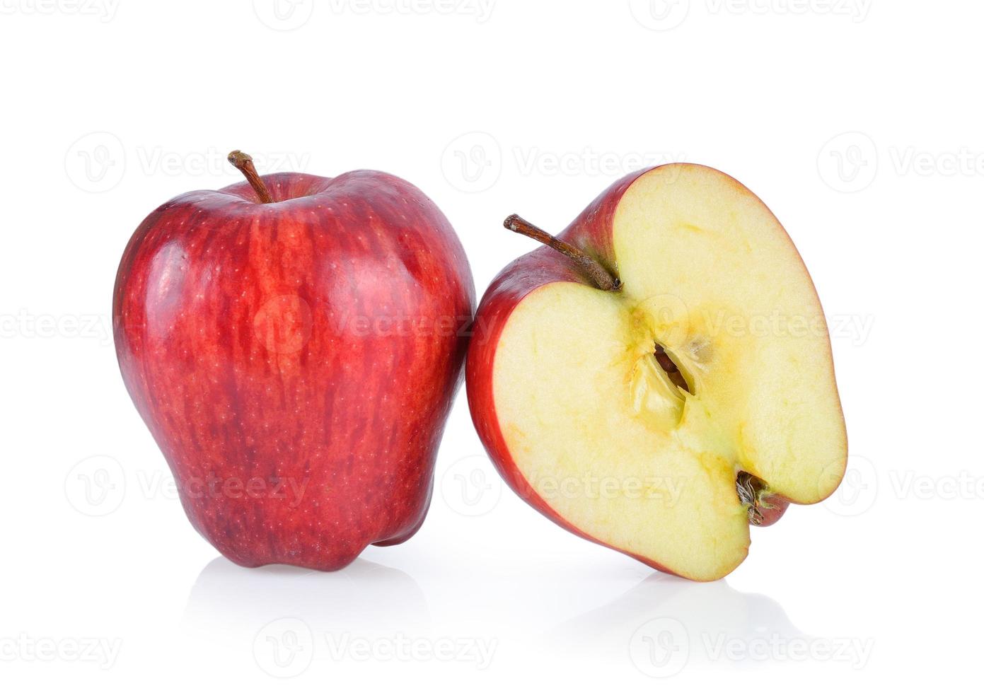 maçã vermelha em fundo branco foto