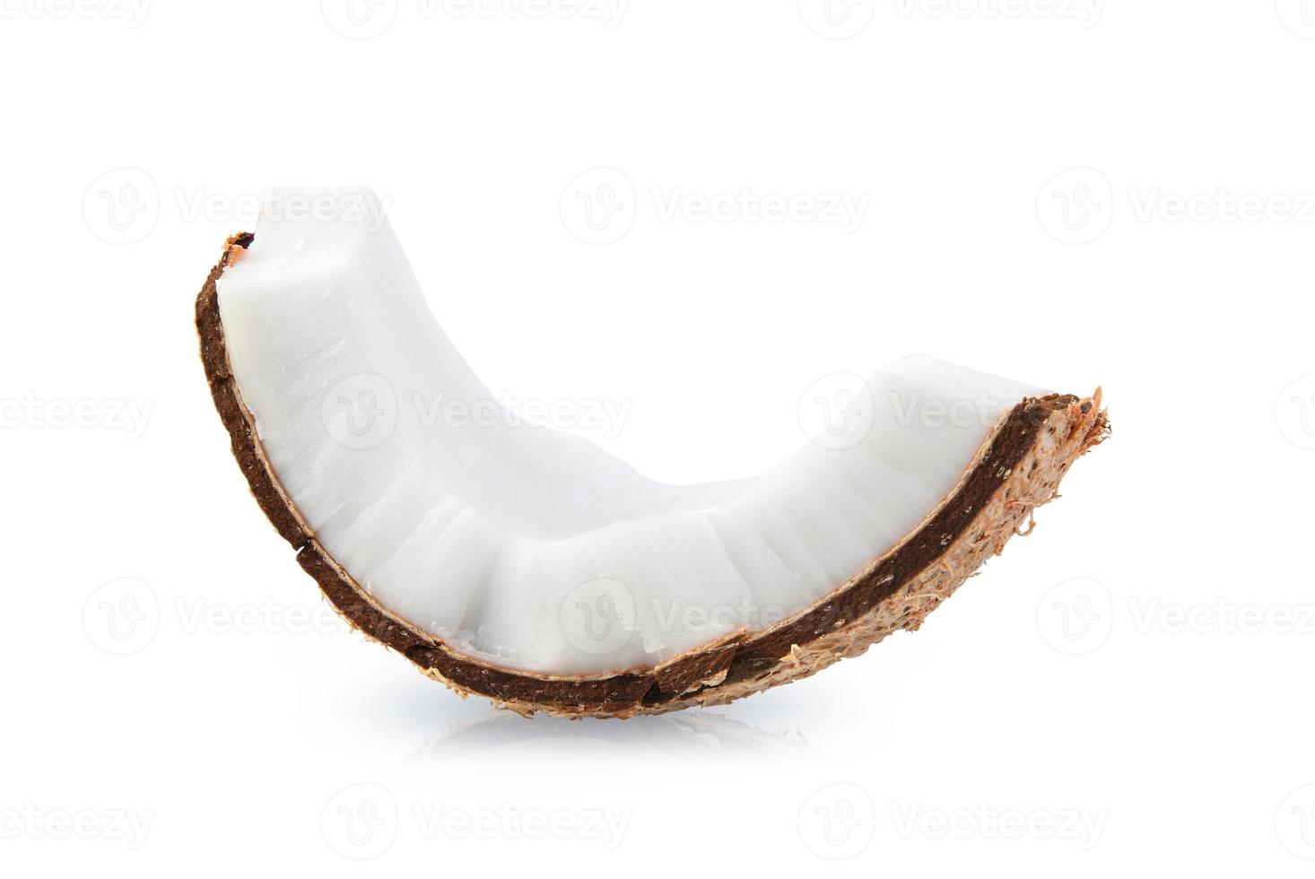 pedaços de coco isolados em um fundo branco. foto
