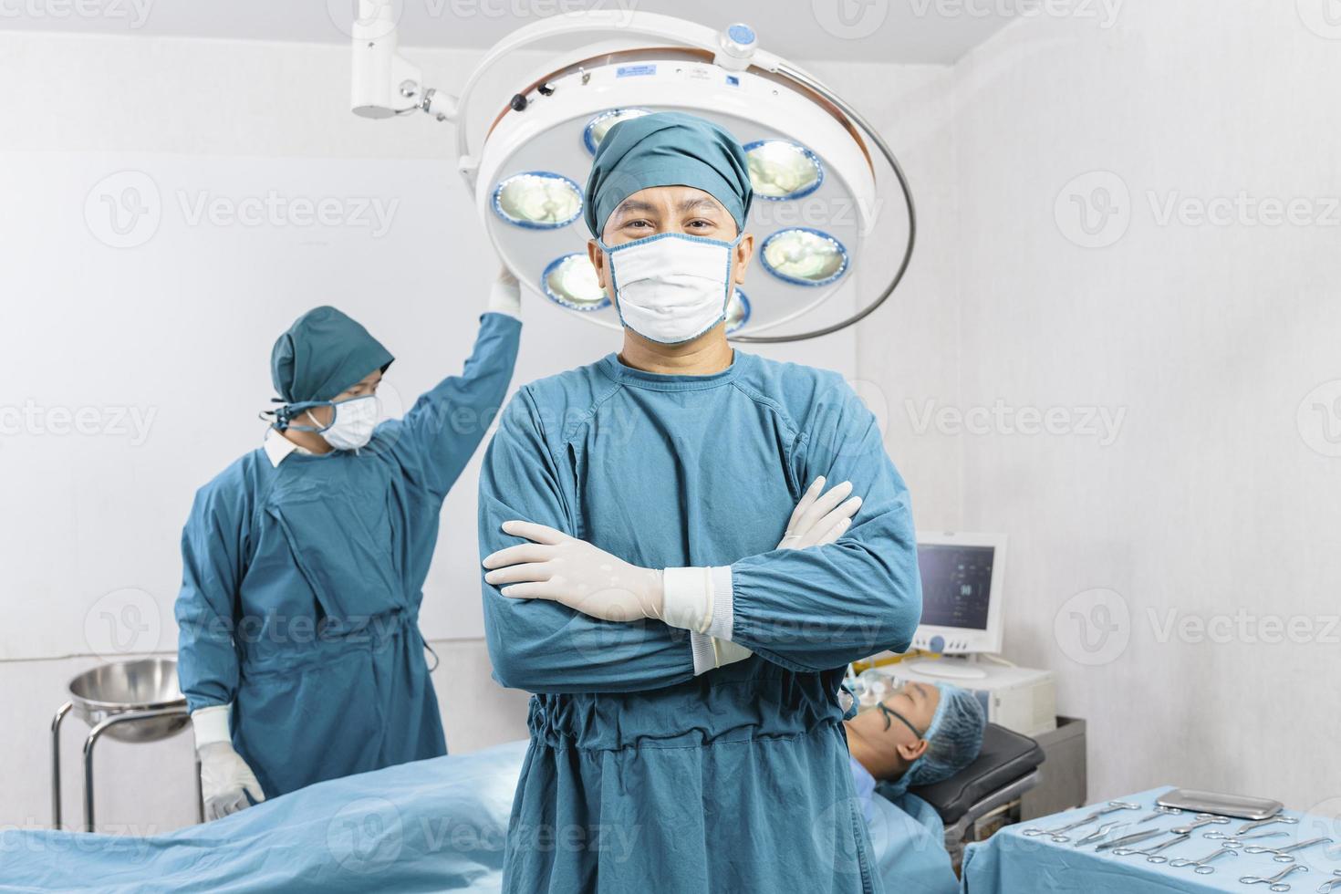 retrato de dois cirurgiões em pé na sala de cirurgia. cirurgia e conceito de emergência foto