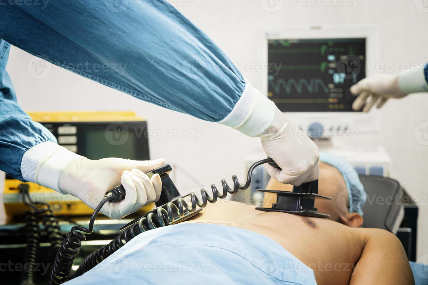 cirurgião e assistente fazendo cpr no paciente na sala de cirurgia. emergência de primeiros socorros - ressuscitação cardiopulmonar foto