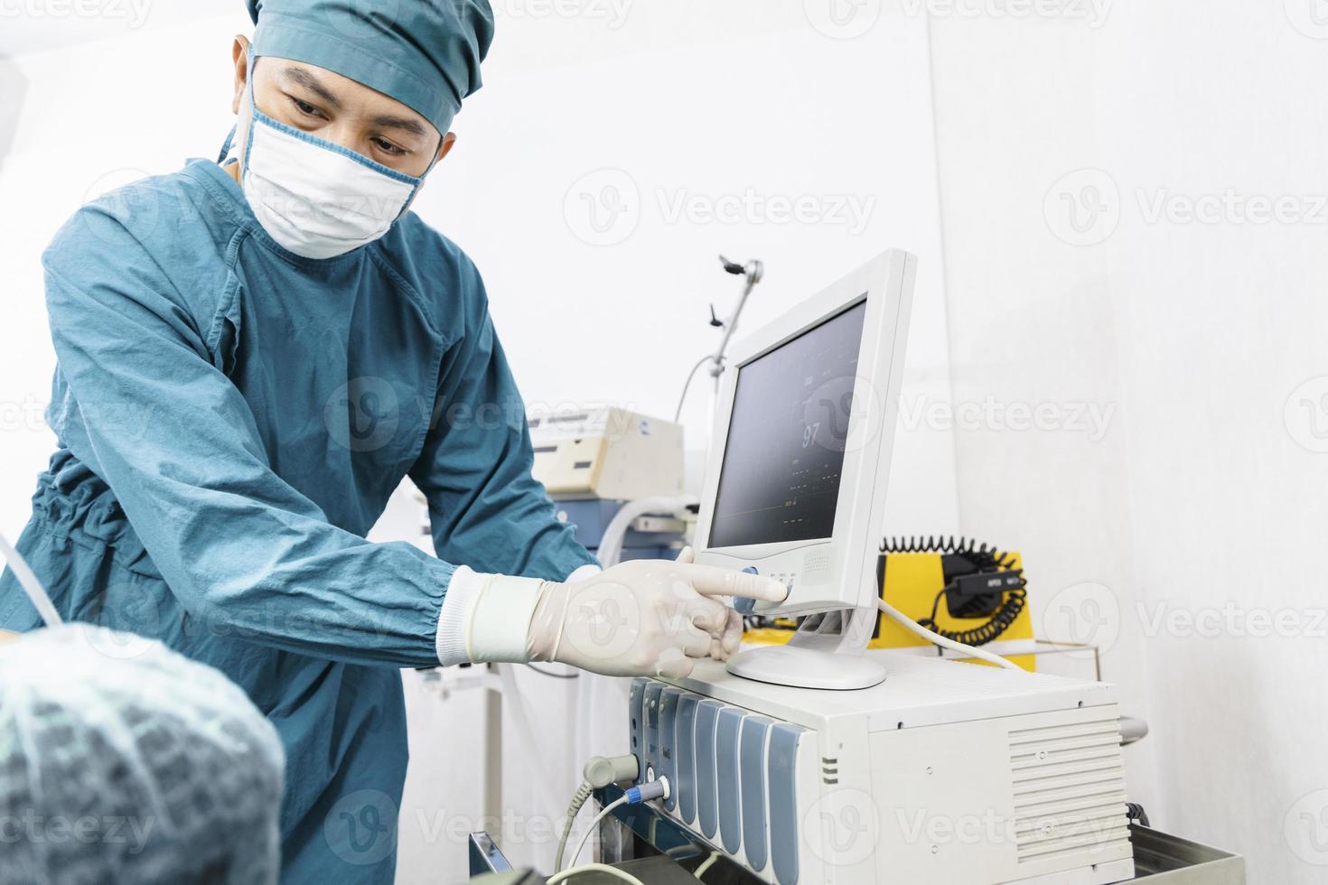 o cirurgião assistente colocou o paciente em uma máscara de ventilador de oxigênio em preparação para a cirurgia. foto