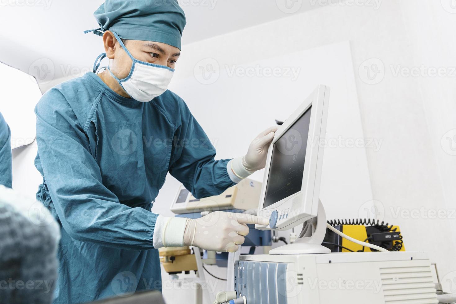 o cirurgião assistente colocou o paciente em uma máscara de ventilador de oxigênio em preparação para a cirurgia. foto