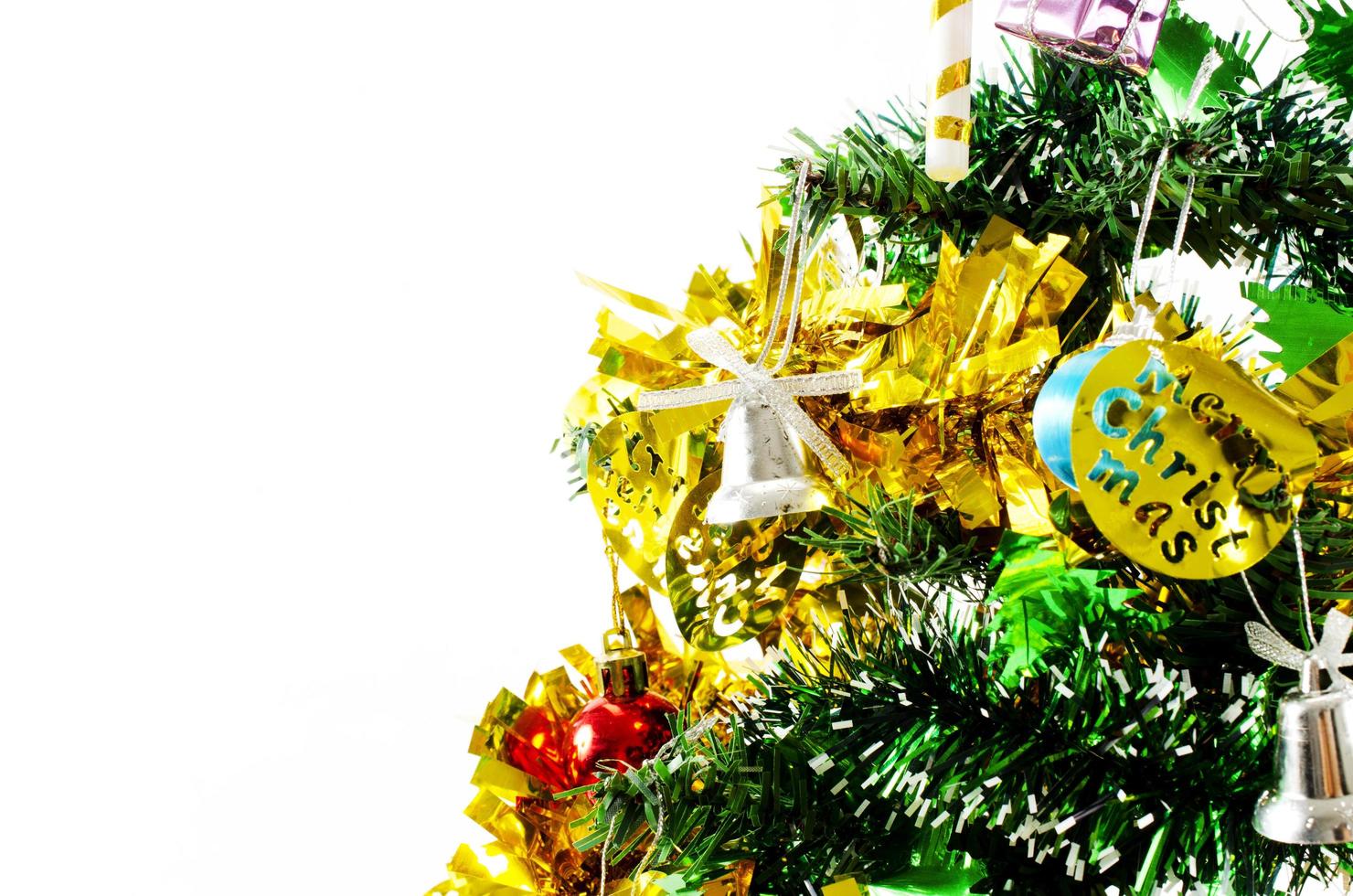 decoração da árvore de natal com espaço para seu texto em fundos brancos foto