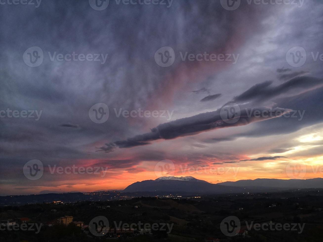 pôr do sol na majela em Abruzzo foto