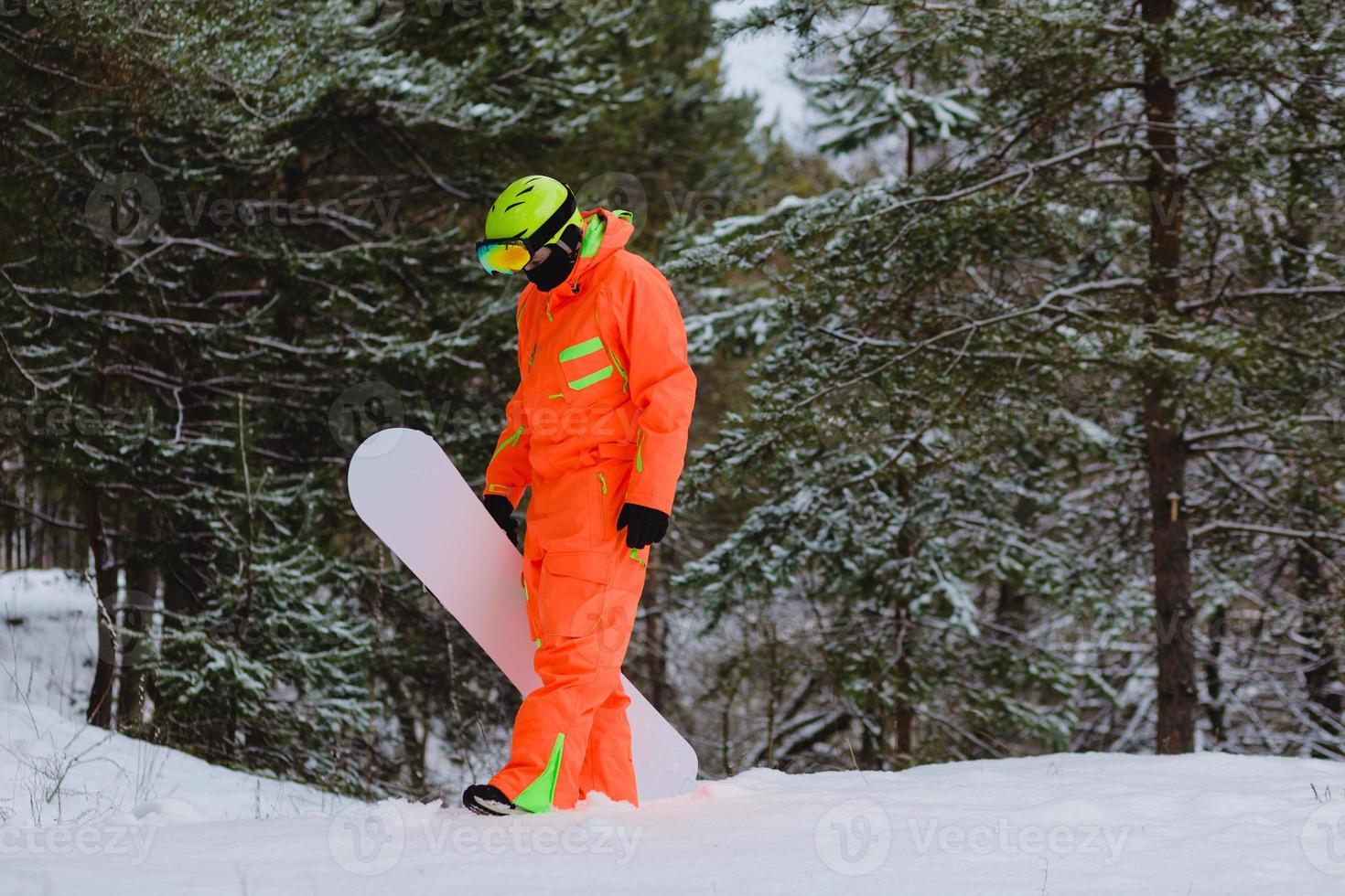 snowboarder caminhando pela floresta foto