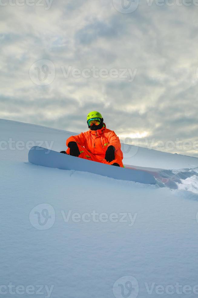 snowboarder ao fundo do pôr do sol foto