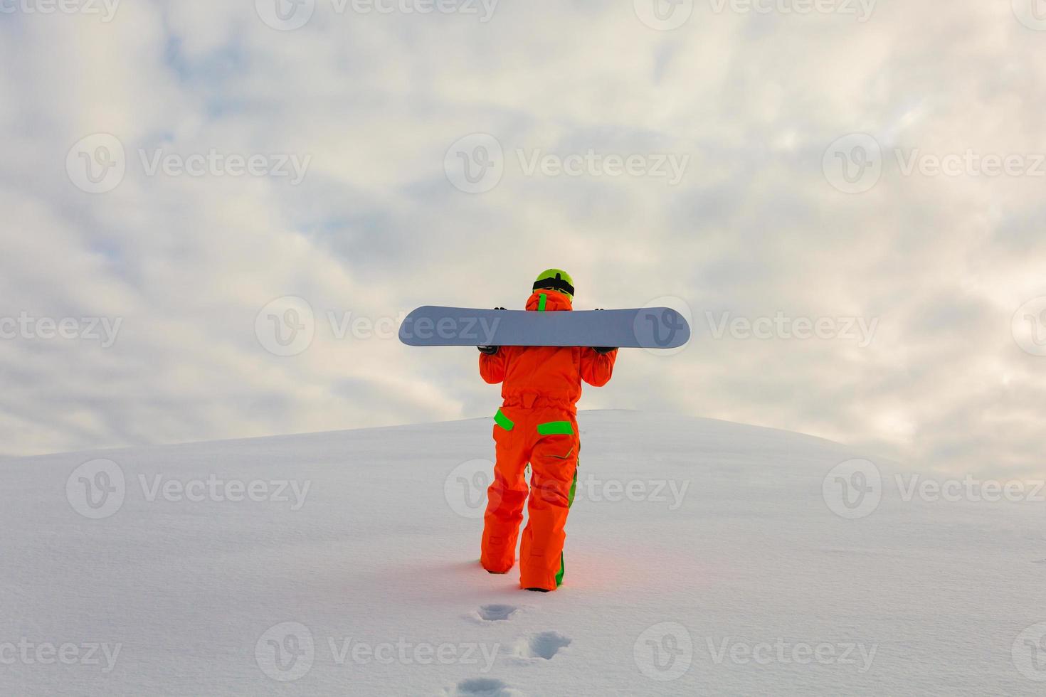 snowboarder escalando no topo de uma pista de esqui foto